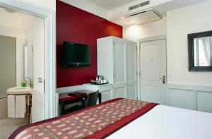 罗马Hotel Indigo Rome - St. George, an IHG Hotel的一间卧室设有一张床和红色的墙壁